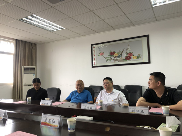 c8adea259c0c4706b38d3ba3ac6dc2a3.jpg 1易高锋等交谈_副本.jpg